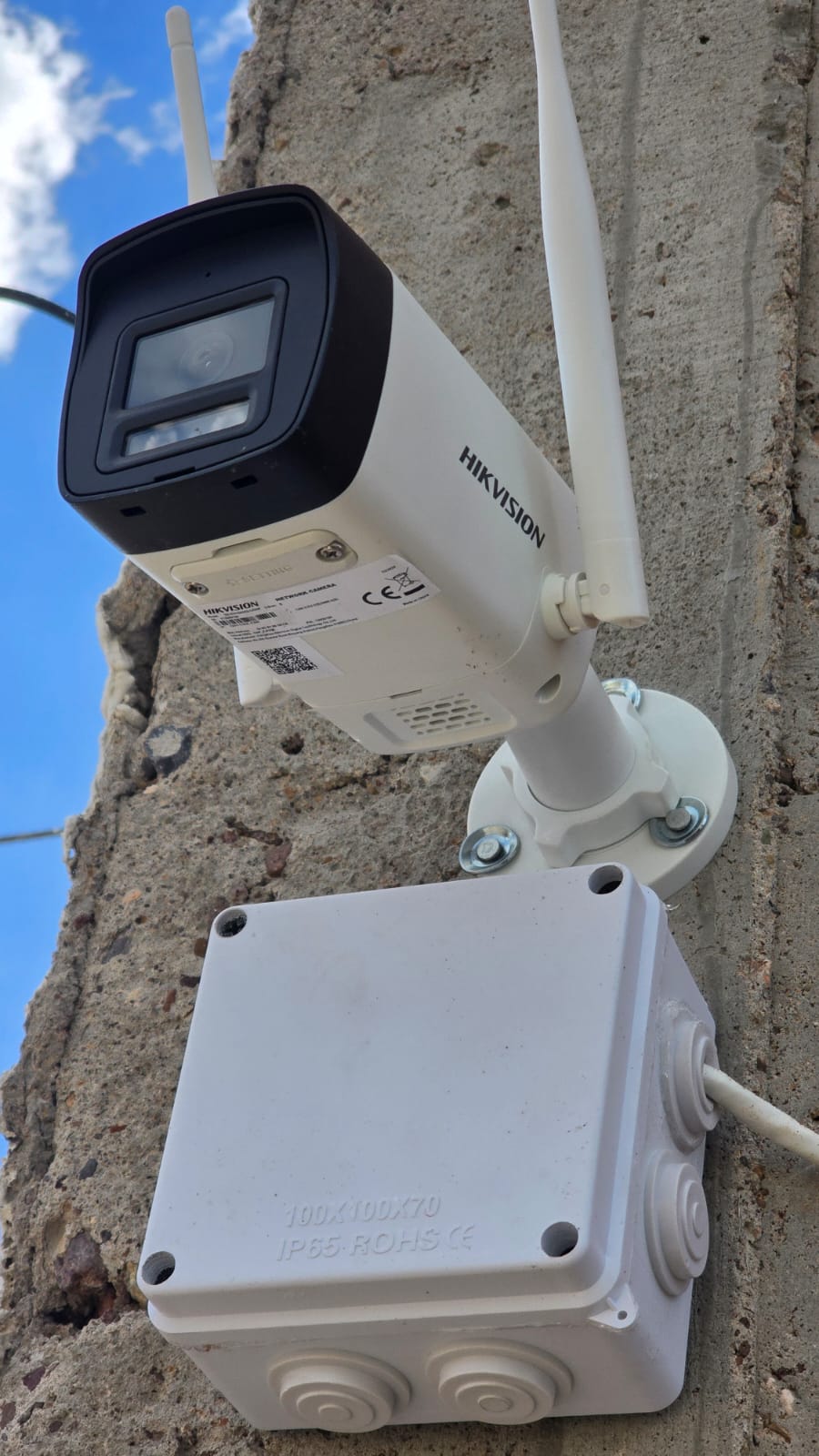 Cámara bala Hikvision WiFi instalada en fachada exterior
