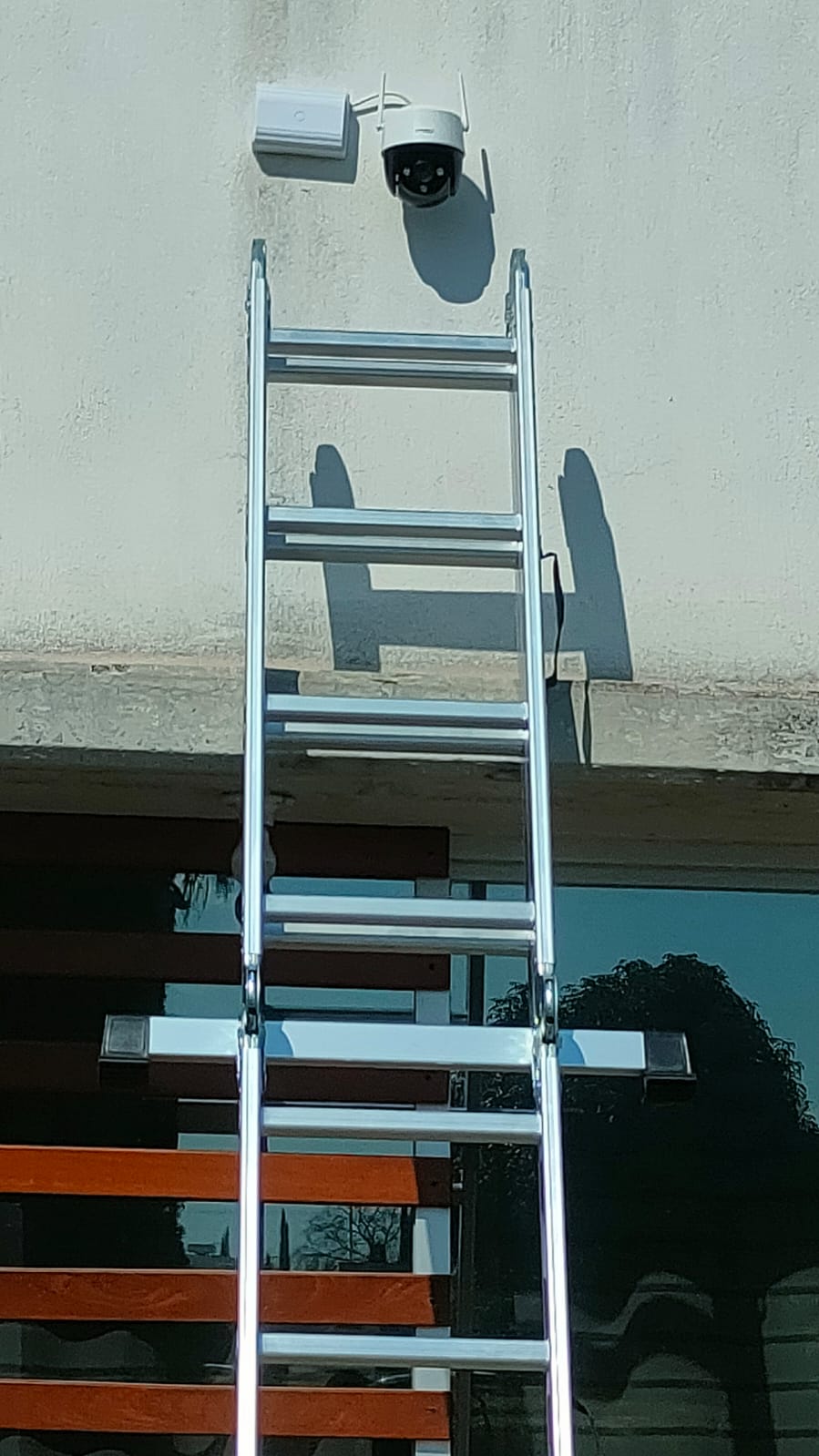 Instalación cámara domo PTZ en altura con escalera