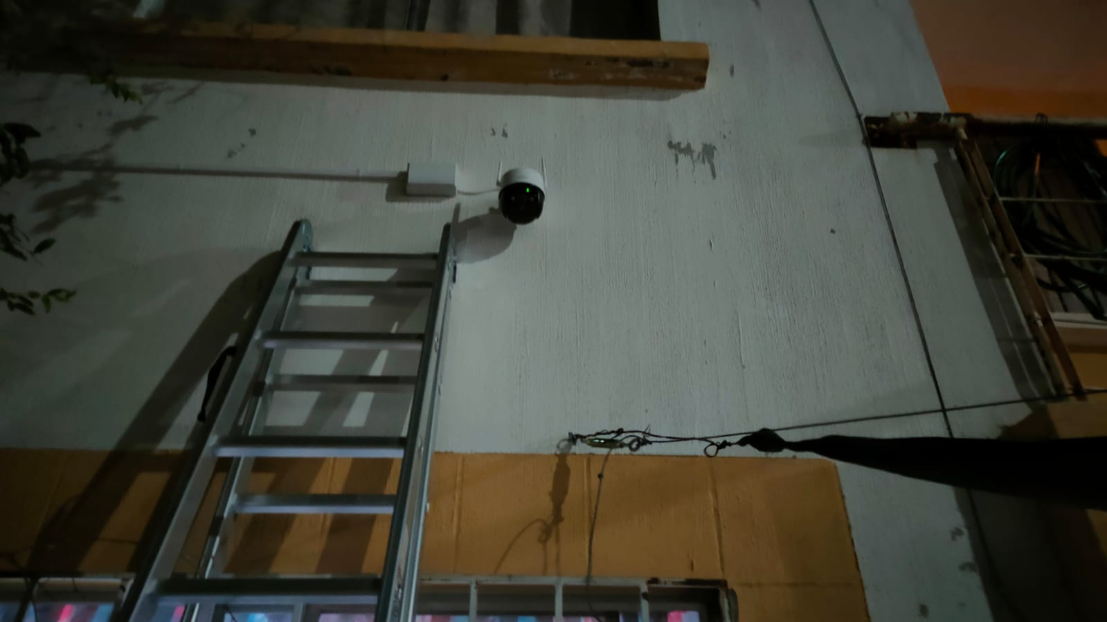 Cámara domo instalada en fachada de casa habitación — vista nocturna