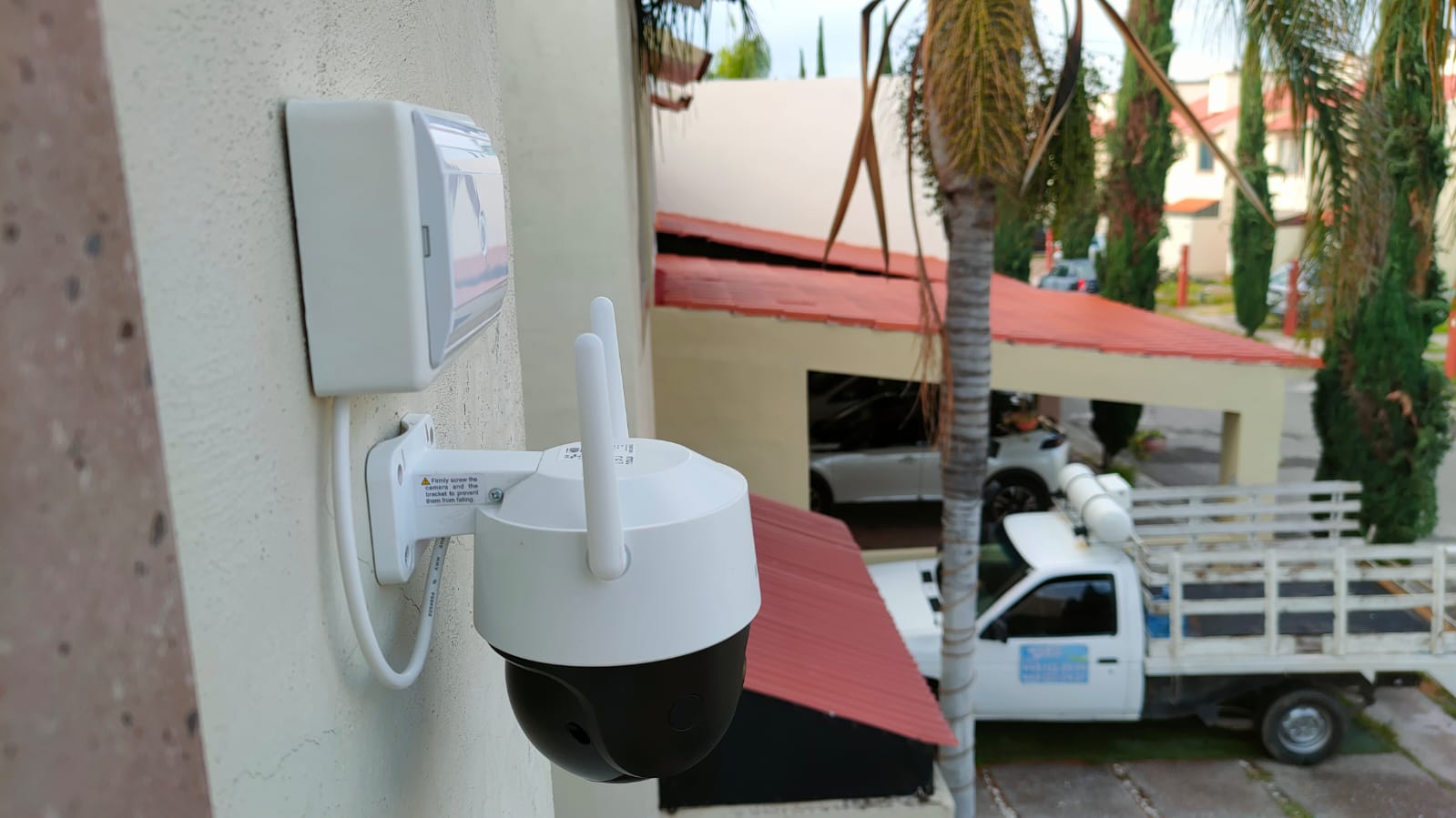Cámara PTZ WiFi instalada en pared exterior de fraccionamiento