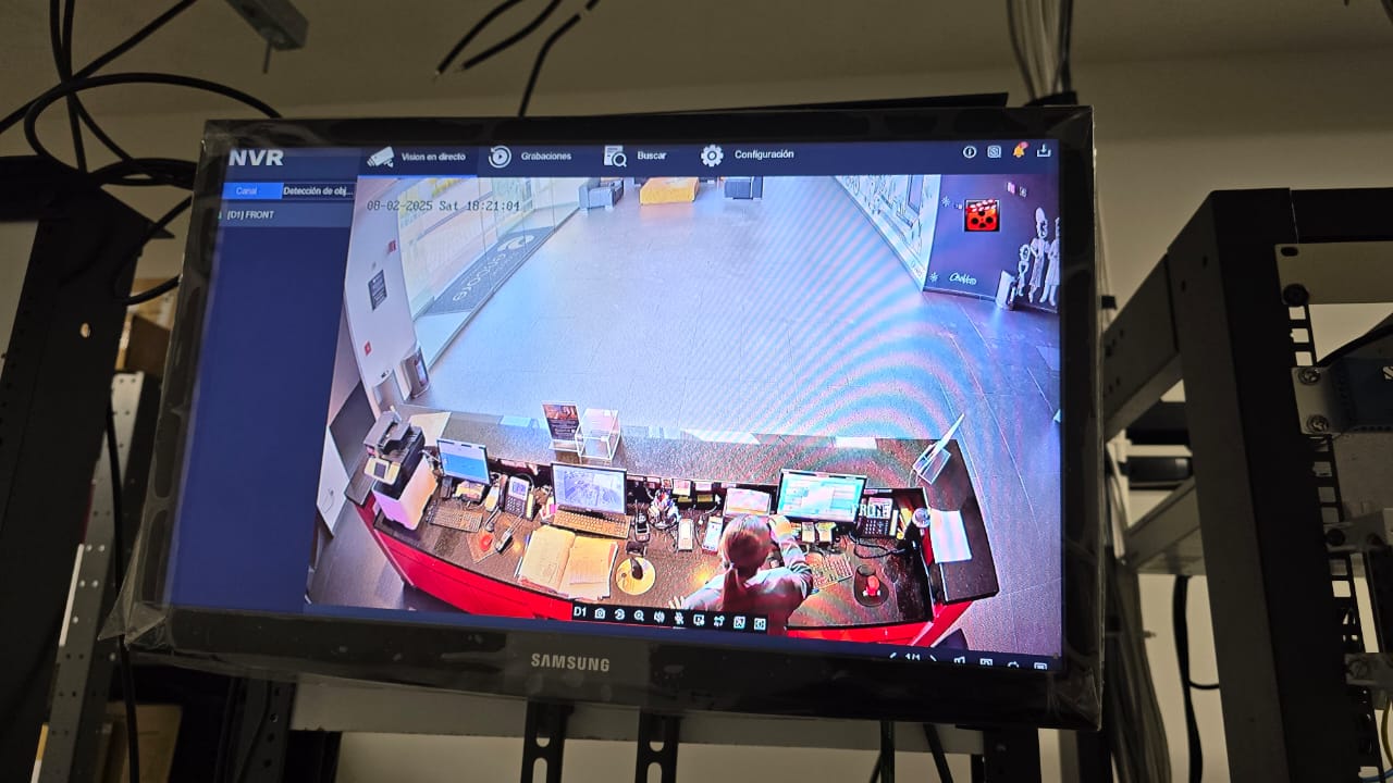 Monitor NVR Hikvision mostrando visión en directo desde recepción