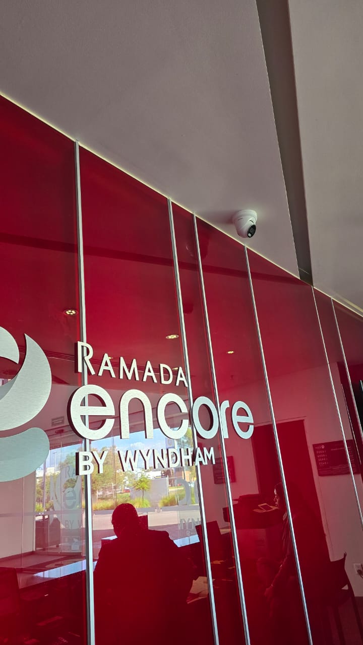 Instalación Ramada Encore by Wyndham — cámara turret lobby