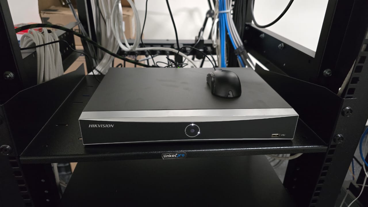 NVR Hikvision instalado en rack profesional