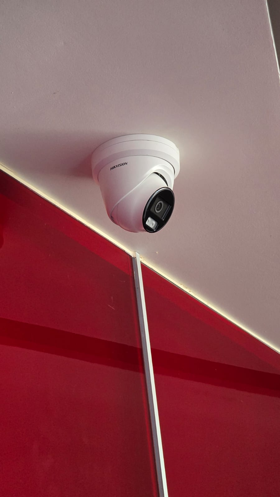 Cámara turret Hikvision instalada en techo — Hotel Ramada